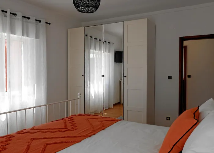 Дом отдыха *private Outdoor Area* 300m-beach, Swing/no Stairs Сан-Мартинью-ду-Порту